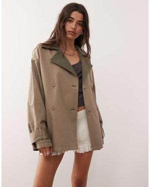 Monki Gabardina Corta Color Tostado Reversible Con Cuello En Contraste De -Neutro