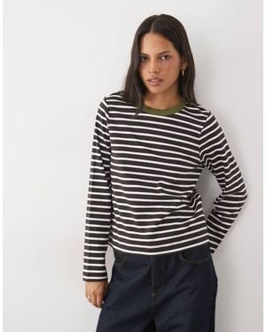 Vero Moda T-Shirt A Righe A Maniche Lunghe Con Colletto A Coste A Contrasto Cioccolato - Marrone
