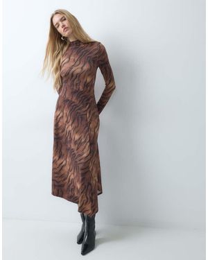 ASOS Midi Jurk Met Lange Mouwen, Hoogsluitend En Asymmetrische Zoom Met Tijgerprint - Bruin