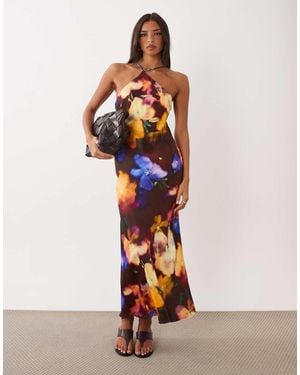 Nobody's Child Vestido Maxi De Satén Al Bies Con Detalle De Cuello Halter Delphi En Burdeos Con Estampado Floral Abstracto-Negro