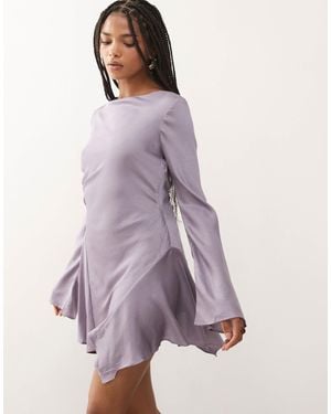 Monki Robe courte virevoltante à manches longues en satin froissé avec dos nu à laçage - lilas - Violet