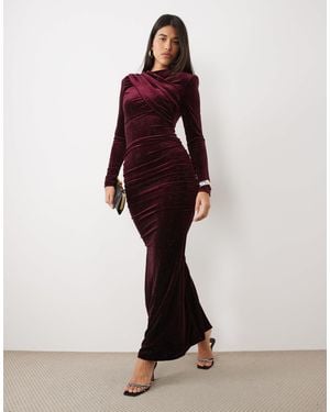 Ruched & Ready Robe longue en velours à col montant avec strass thermocollés, devant croisé et épaulettes en bordeaux - Rouge