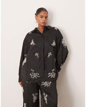 ARRANGE Curve - chemise d'ensemble en satin froissé avec fleurs ornementées - Noir