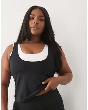 4505 Curve active tanktop mit doppelter lage, u-ausschnitt, integriertem bh und herausnehmbaren polstern - Schwarz