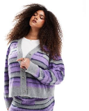 Renee Studio Exclusivité - plus - gilet boutonné d'ensemble en maille à rayures avec losanges et étoiles - violet