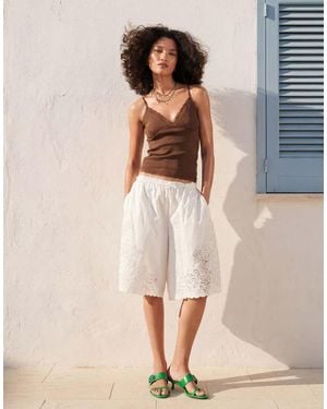 Monki Pantalones Cortos Blancos De Corte Alargado Con Bordado Floral - Neutro