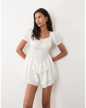 ASOS – gesmokter playsuit - Weiß