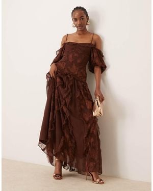 ASOS Vestito Midi Color Ruggine Intenso Con Fondo Allungato, Fiori Jacquard, Maniche A Sbuffo E Scollo Alla Bardot - Marrone