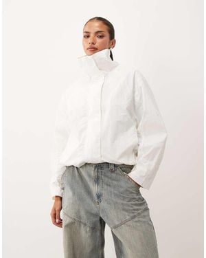 Lioness Chaqueta Cortavientos Utility Oversize Con Cuello Alzado Y Cierre De Toggles En Blanco