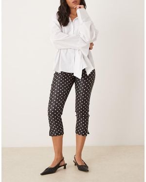 ASOS Pantalones Capri Negros Con Estampado De Lunares Blancos Y Abertura En El Bajo De Bengalina De - Neutro