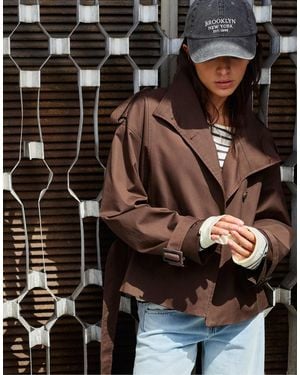 Pull&Bear Kurzer trenchcoat mit gürtel - Braun
