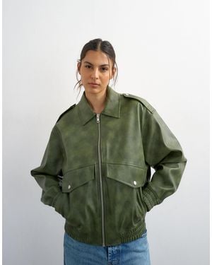 TOPSHOP – cropped-bomberjacke aus kunstleder - Grün
