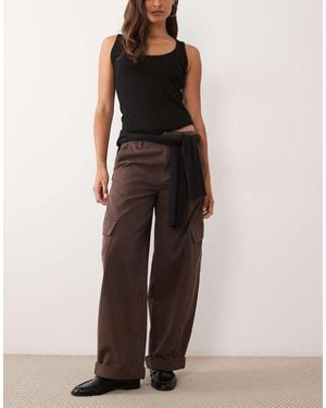 ASOS Pantalón Cargo Con Bajo Remangado Y Detalle De Bolsillos En Lavado-Marrón