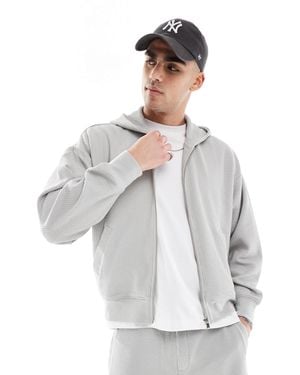Bershka – kastiger cropped kapuzenpullover aus seersucker - Weiß