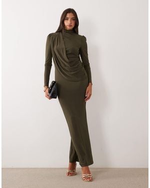 TFNC London Fließendes maxikleid mit hohem ausschnitt und rückenausschnitt - Grün