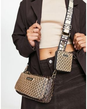 River Island Bandolera con bolsillos pequeños y monograma - Marrón