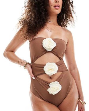 In The Style Bañador Marrón Chocolate Con Escote Palabra De Honor, Aberturas Y Detalles Florales En Contraste Exclusivo De
