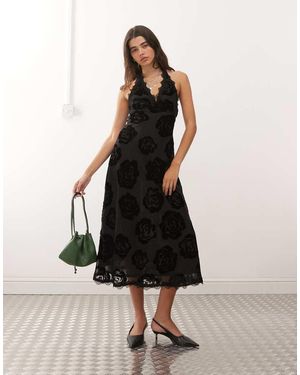 Lioness Vestido De Devoré Con Estampado De Rosas, Cuello Halter, Espalda Abierta Y Ribete De Encaje Stars Align De - Negro