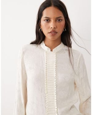 Mango Bluse mit hohem kragen, jacquard, langen ärmeln und knopfdetails - Weiß