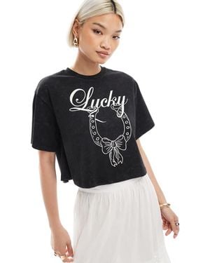 Miss Selfridge T-Shirt Corta Nera Lavaggio Acido Con Stampa Di Ferro Di Cavallo E Scritta “Lucky” - Nero