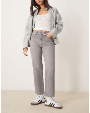 ASOS – bequeme cropped stretch-jeans - Natur