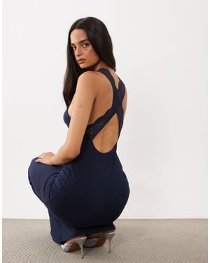 Tiger Mist Seraphine maxikleid mit formender spitze und überkreuztem rücken - Blau
