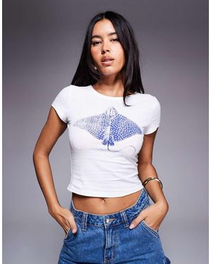 Princess Polly Camiseta Blanca Con Diseño Encogido Y Estampado Gráfico De Pez Raya De - Blanco