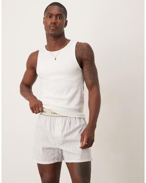 Calvin Klein – pyjama-boxershorts aus baumwolle mit weißen und hellblauen streifen - Natur