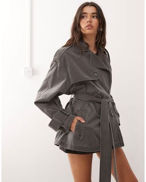 Monki Trench-coat court en sergé - délavé - Gris