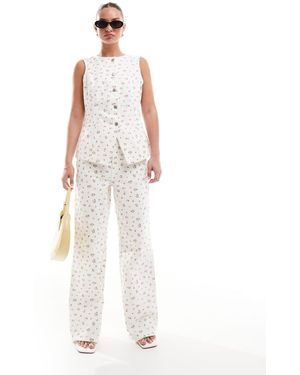 Threadbare Jeans Con Fondo Ampio Bianchi Con Stampa A Fiorellini Rosa - Bianco