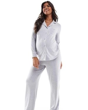 ASOS Pijama De Camisa De Manga Larga Y Pantalones Con Ribetes En Contraste De Tejido Supersuave De Asos Design Maternity - Gris