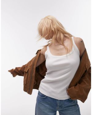 Topshop Unique Débardeur côtelé près du corps à bretelles et encolure dégagée - Neutre