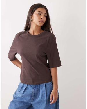 Monki Camiseta Marrón Con Cintura Entallada De