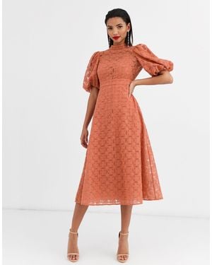 ASOS – midi-skaterkleid aus organza mit lochstickerei und puffärmeln in terracotta - Mehrfarbig