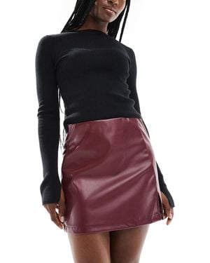 ASOS – burgunderer minirock aus pu mit schlitz - Rot