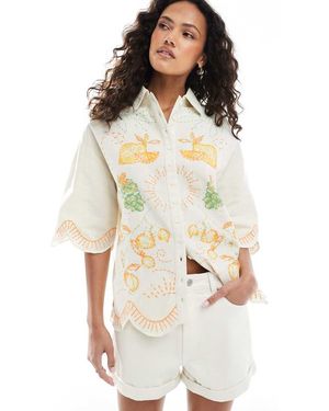 Native Youth Blusa Playera Blanca Con Bordes Festoneados Y Bordados De -Blanco