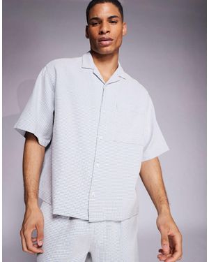 ASOS Chemise d'ensemble coupe classique en tissu gaufré avec col à revers - et blanc