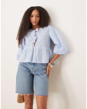 Gina Tricot – bluse mit mittellangen ärmeln, bindeband vorne und vichy-karos - Blau