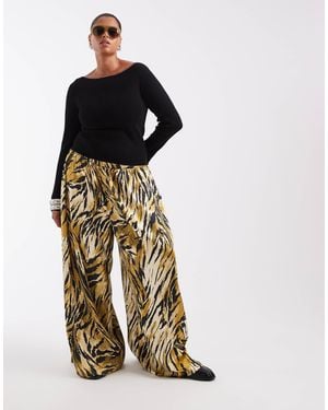 ASOS Curve pantalon palazzo ajusté en satin à imprimé tigre - Multicolore