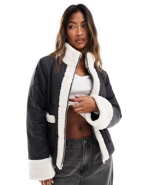 In The Style Chaqueta Negra Acolchada Con Ribete Color Crema De Borreguito De - Blanco
