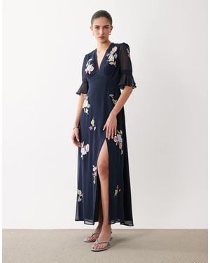 Hope & Ivy Robe longue fleurie à col v, broderies et fente sur la cuisse - Bleu