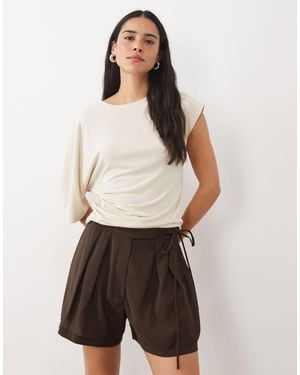 ASOS Schmal geschnittene kurze hose mit bindeband-detail - Natur