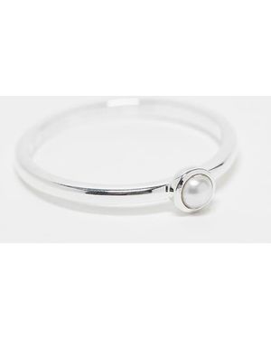 Daisy London Ring Van Sterling Met Fijn Imitatiepareltje - Wit