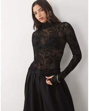 AFRM Top De Malla Flocada Con Cuello Alto Y Manga Larga En Flores Negras-Negro