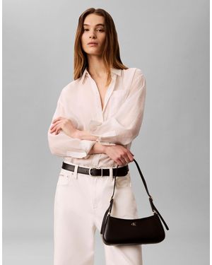 Calvin Klein Schultertasche mit goldfarbenen details - Natur
