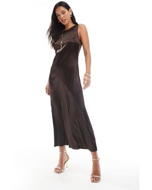 Object Vestido Largo Marrón Chocolate Con Cuello Subido De Satén Texturizado De