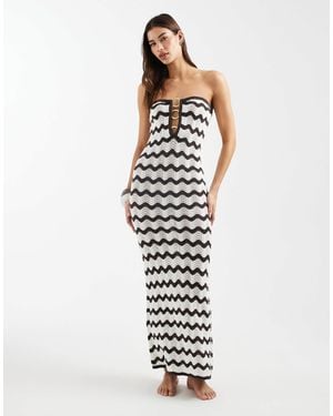 4th & Reckless Robe bandeau longue en maille crochetée avec perles et motif zigzag - marron/blanc