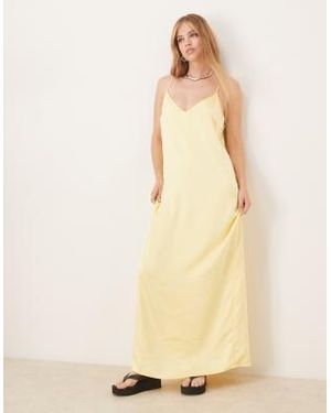 Vila Robe longue satinée à bretelles avec détails festonnés - banane pâle - Neutre