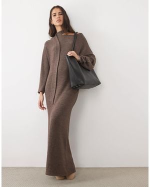 ASOS Maxikleid mit schulterfreiem schnitt und schal-detail - Braun
