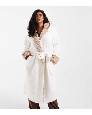 Loungeable Curve Vestaglia Lunga Con Cappuccio, Stampa Leopardata A Contrasto, Bianca E Color Visone - Bianco